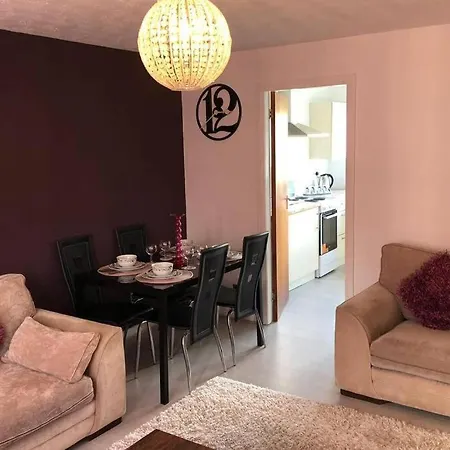 Chic 2 Bed With Free Parking- Recently Redecorated, 10 Minutes To Centre Lejlighed