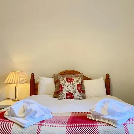 Spacious And Bright Polworth Flat