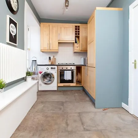 Daire Spacious 4 Bedroom Near Meadows