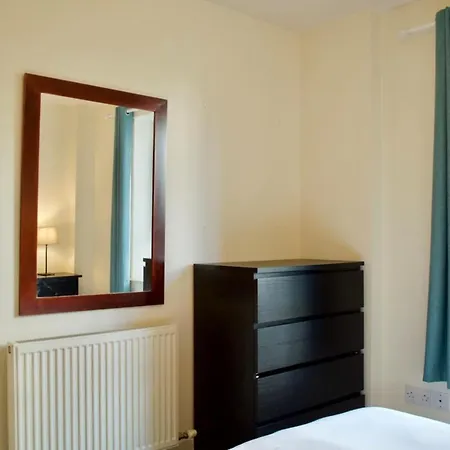 Modern 2 Bedroom Centre Flat شقة *