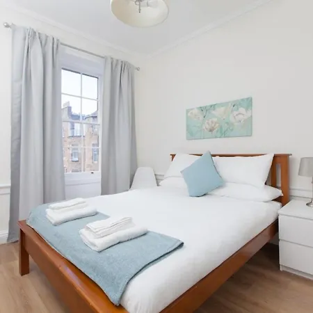 Daire Spacious 4 Bedroom Near Meadows *