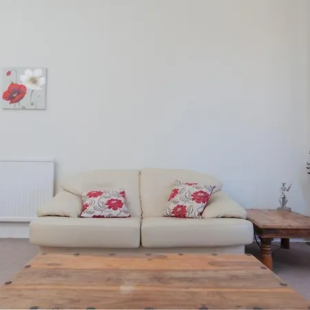 Spacious And Bright Polworth Flat Edynburg