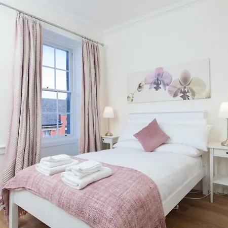 Spacious 4 Bedroom Near Meadows *