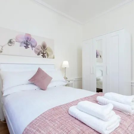 Daire Spacious 4 Bedroom Near Meadows *