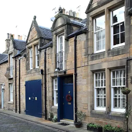 Quiet Ground Floor Mews Flat And Parking Apartament