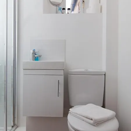 Charming City Centre Flat In דירה *