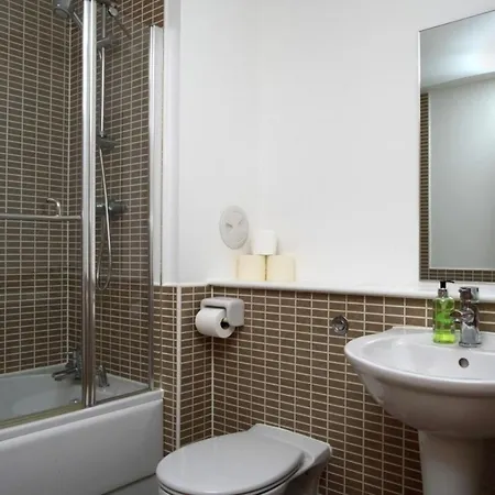 Modern 2 Bedroom Apartment In Leith With Sea Views Edimburgo