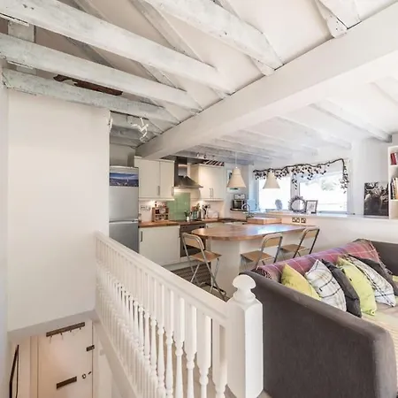 Bright Free Parking- Sleeps 4