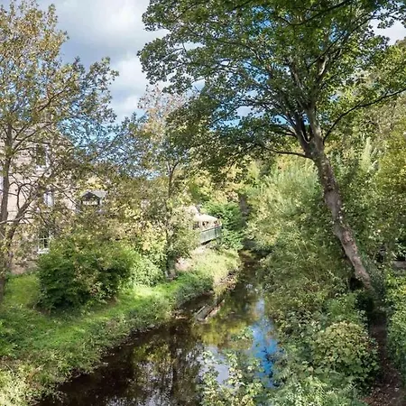 Bright Free Parking- Sleeps 4