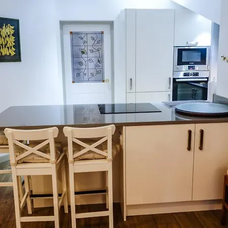 Quiet Ground Floor Mews Flat And Parking Appartement
