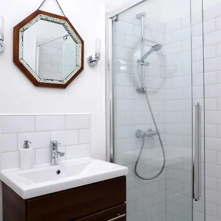 Newly Furnished In Centre Apartment *