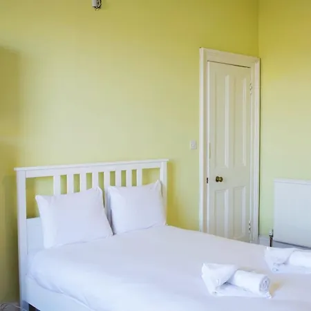 Stylish Four Bedroom Stockbridge Home! Sleeps 7