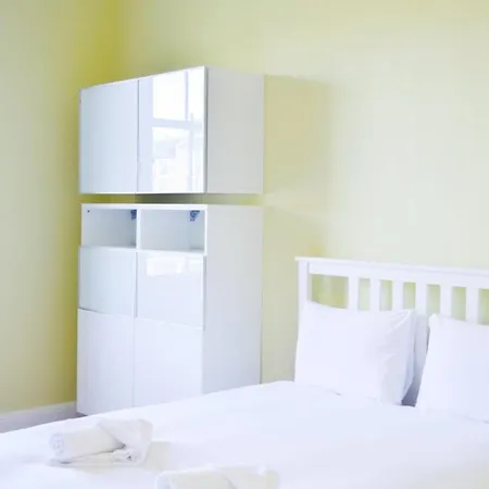 Stylish Four Bedroom Stockbridge Home! Sleeps 7 *