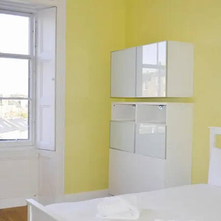 Stylish Four Bedroom Stockbridge Home! Sleeps 7 Appartamento