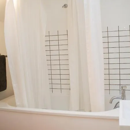 Stylish Four Bedroom Stockbridge Home! Sleeps 7