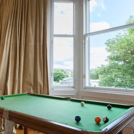 Amazing 4 Bedroom Just Off The Meadows Apartment