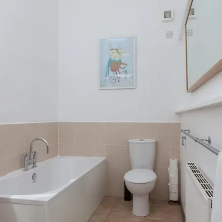 Amazing 4 Bedroom Just Off The Meadows * Edinburgh