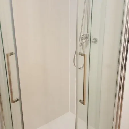 Peaceful 2 Bedroom Sleeps 5 Free Parking Apartment *
