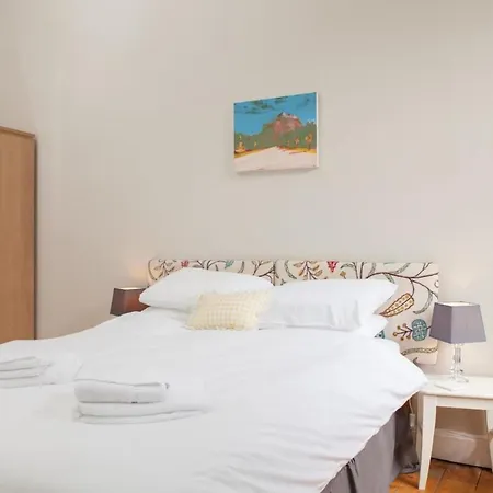 Apartment Amazing 4 Bedroom Just Off The Meadows