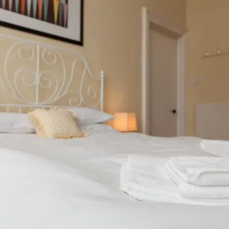 Amazing 4 Bedroom Just Off The Meadows Apartment *