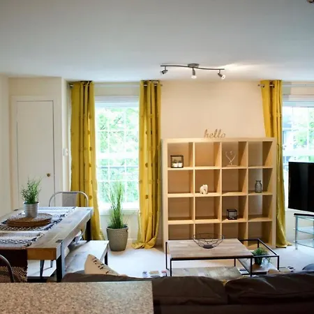 Spacious 3 Bed In Central Location شقة