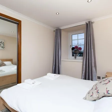 Beautiful 2 Bedroom Flat In Converted Distillery דירה אדינבורו
