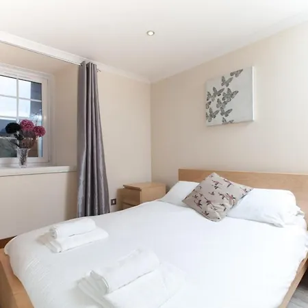Beautiful 2 Bedroom Flat In Converted Distillery شقة