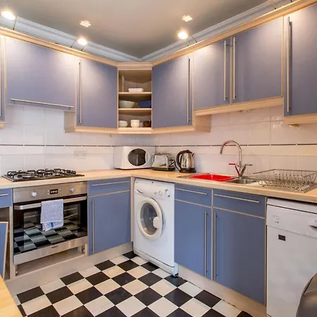 2 Bedroom By Leith's Shore * Edinburgh