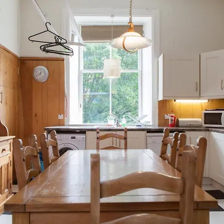 Amazing 4 Bedroom Just Off The Meadows * Edinburgh