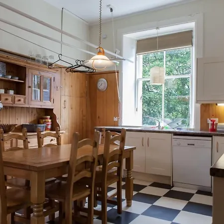 Amazing 4 Bedroom Just Off The Meadows * Edinburgh