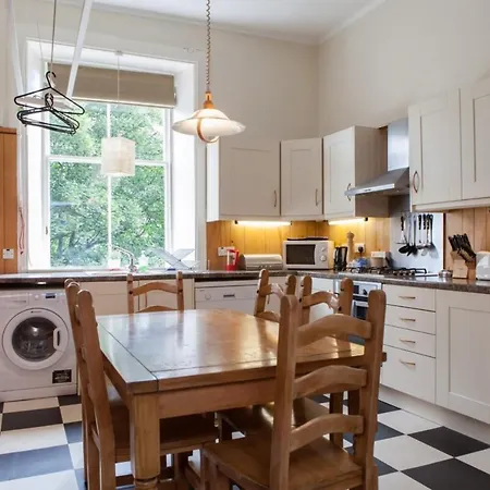 Amazing 4 Bedroom Just Off The Meadows * Edinburgh