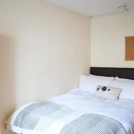Spacious 3 Bed In Central Location شقة *