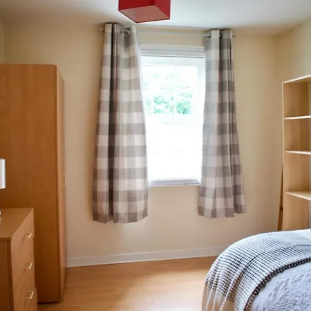 Spacious 3 Bed In Central Location شقة