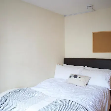 Spacious 3 Bed In Central Location شقة *
