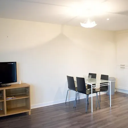 Large And Modern 2 Bed 2 Bath *