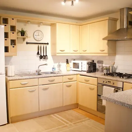 شقة Spacious 3 Bed In Central Location *