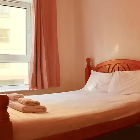 Διαμέρισμα 3 Bedroom In Vibrant Area *
