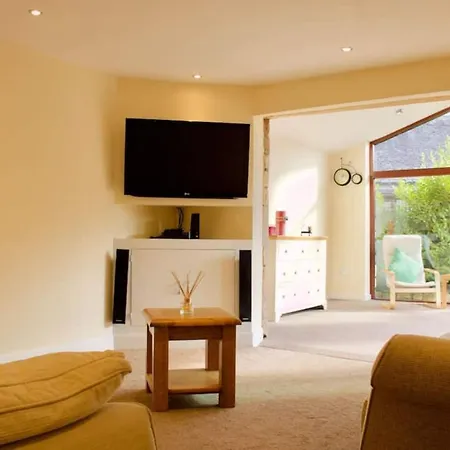 Altido Superb Terraced House With Patio In Leith *