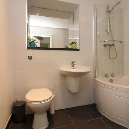 Two Bedroom Victorian With Free Parking Apartment *