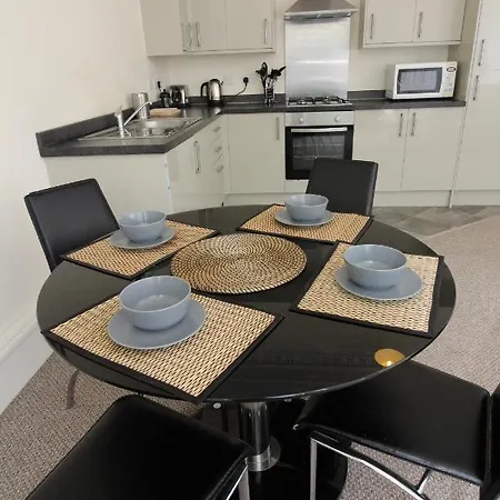 Two Bedroom Victorian With Free Parking Apartment