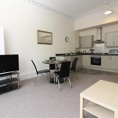 Two Bedroom Victorian With Free Parking Edinburgh