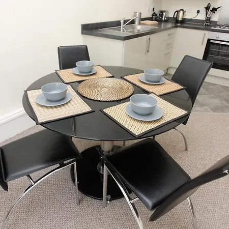 Two Bedroom Victorian With Free Parking