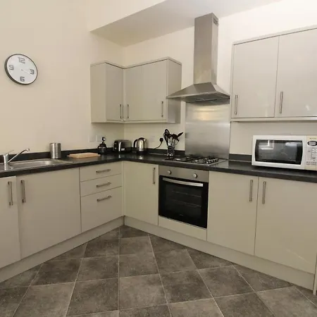 Two Bedroom Victorian With Free Parking