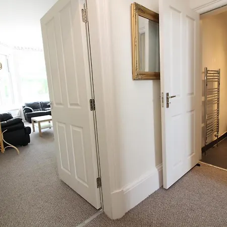 Two Bedroom Victorian With Free Parking *