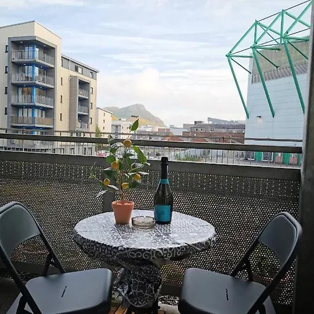 Modern 2 Bedrooms Flat Near Citycentre Sleep For 6 *