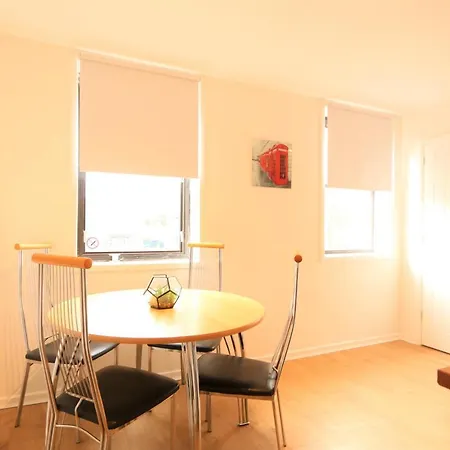 3 Bedroom Centre In Lauriston Place