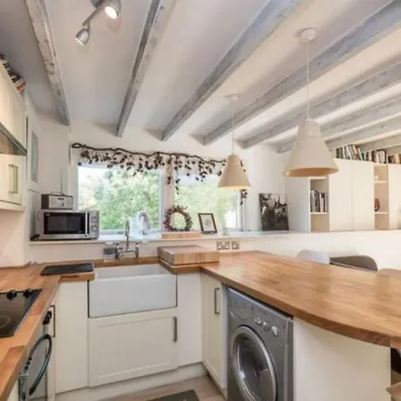 Guestready - Bright Airy Flat With River Views Free Parking - Sleeps 4 * Edinburgh