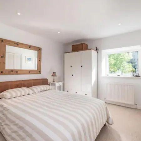 Guestready - Bright Airy Flat With River Views Free Parking - Sleeps 4 * Edinburgh