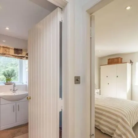 Guestready - Bright Airy Flat With River Views Free Parking - Sleeps 4