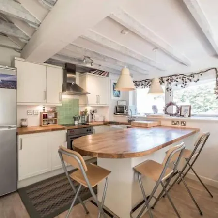 Guestready - Bright Airy Flat With River Views Free Parking - Sleeps 4 * Edinburgh